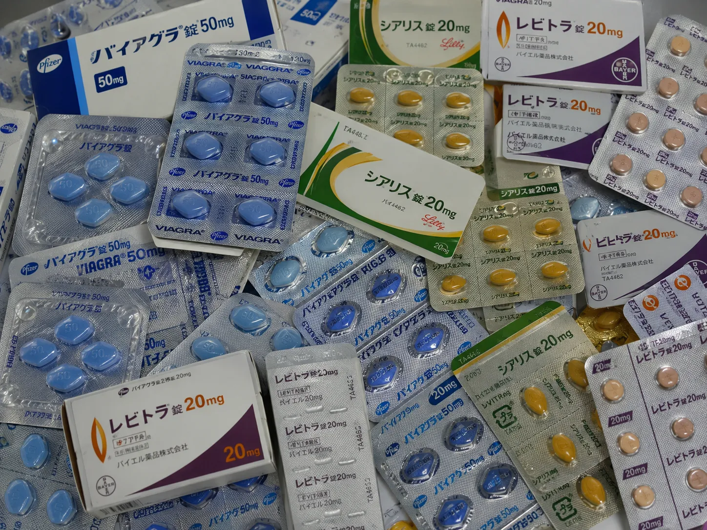 テーブルの上のバイアグラの青い錠剤と薬局の容器、高額な請求書
